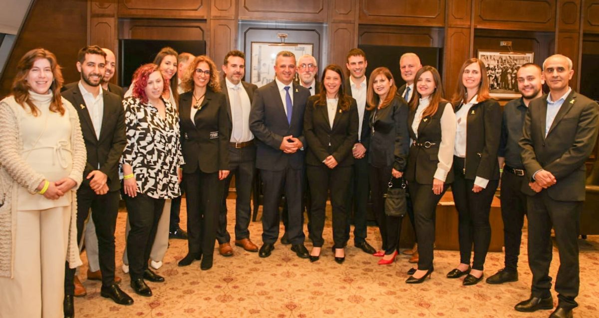 כרמל שאמה הכהן וחברי הקואליציה בישיבת מועצת העיר הראשונה