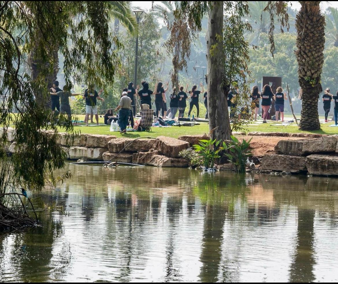 תרגול יוגה בפארק בתפילה להשבת החטופים. צילום: דינה שנן רמות