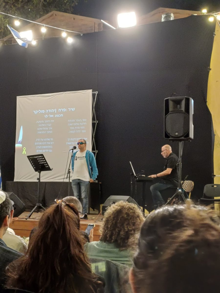 אלי לוי שר על הבמה בטקס