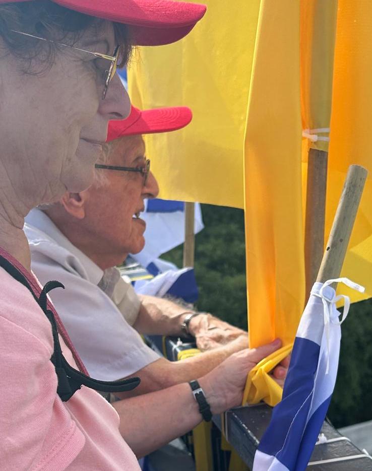 אביה של יעל פישלר תומך במאבק למען החטופים