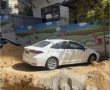 בור מסביב לאוטו: מה קרה לאשה שהחנתה את רכבה ברמת גן?