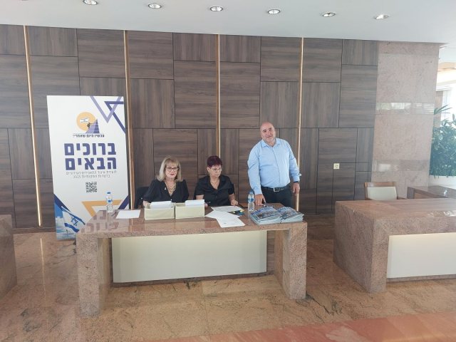 אביב נקש