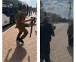 צפו: נופפה בסכיני קצבים בידיה, בזמן אזעקה - ונוטרלה ע"י חייל עם חגורה