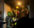 לפנות בוקר: 10 לכודים חולצו בשלום משריפה בבניין בשכונה ה' (צפו בתיעוד)
